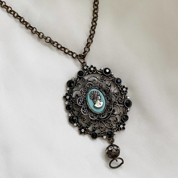 VTG Pastel Blue Cameo Medallion Necklace - Picture 9 of 10